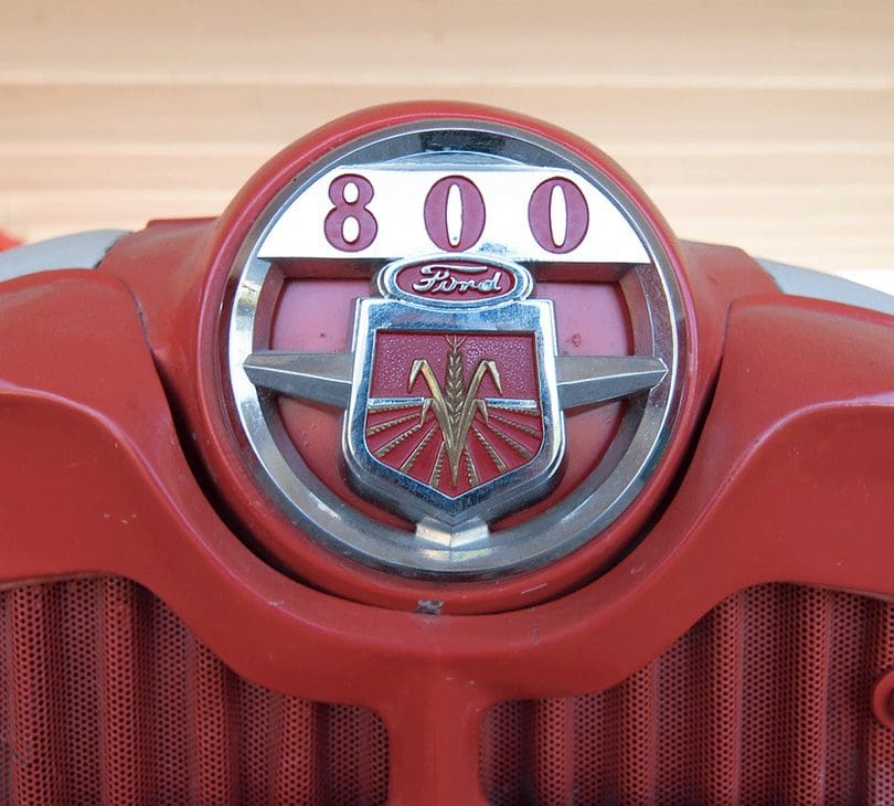 A close up of the number 8 0 0 on an old car